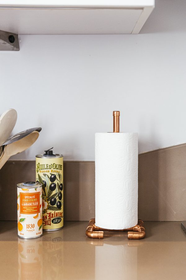 krem mutfak tezgahı üzerinde duran bakır kağıt havluluk ön görünüş