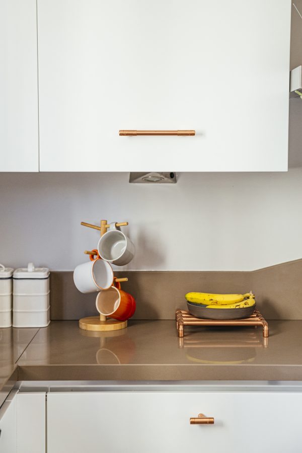 beyaz mutfak dolabı üzerine bakır t boru kulplar, ve krem rengi evye üzerinde bakır nihale mutfak geniş açı